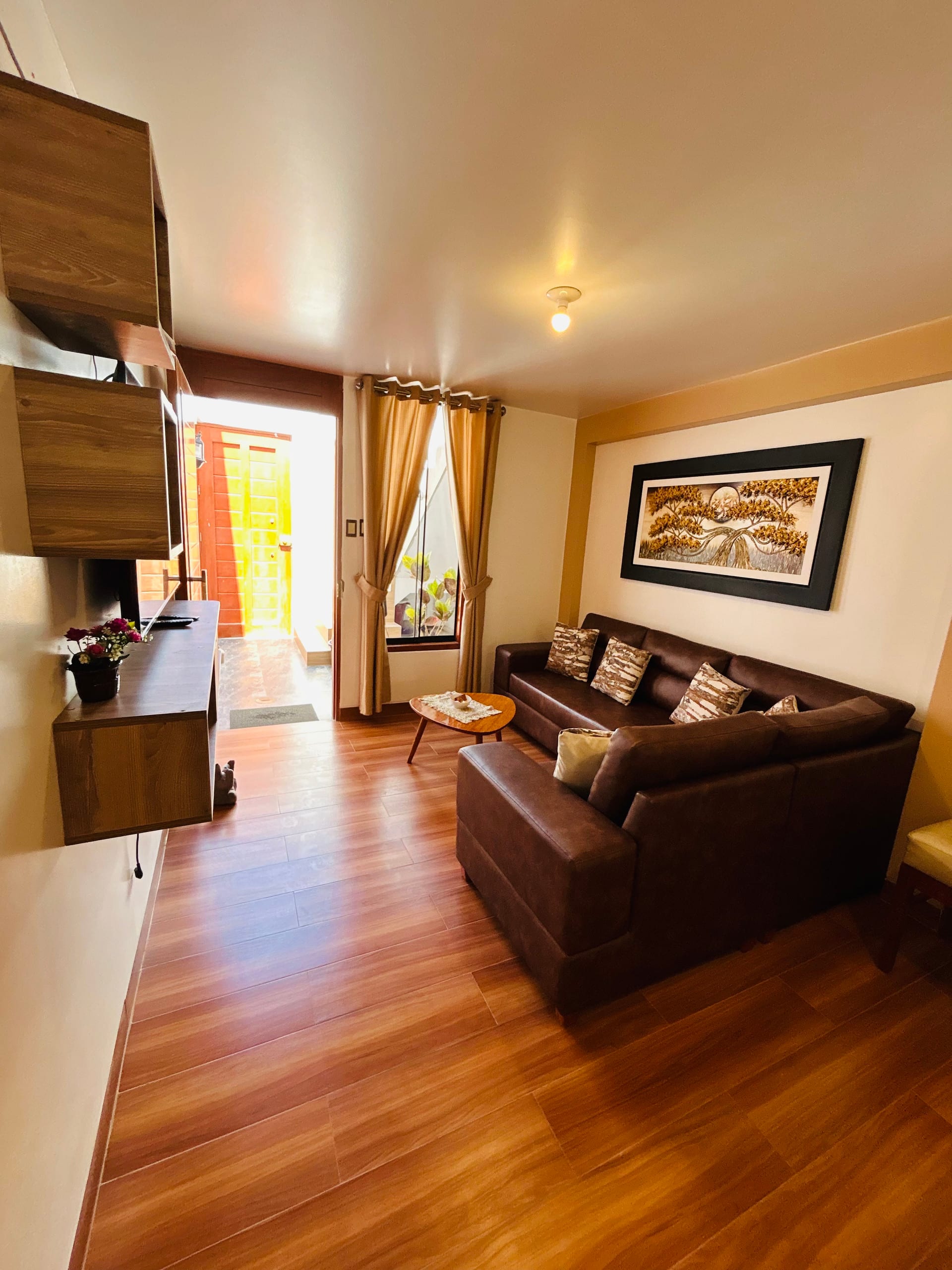 Sala con sofá, mesa de centro y acceso al patio