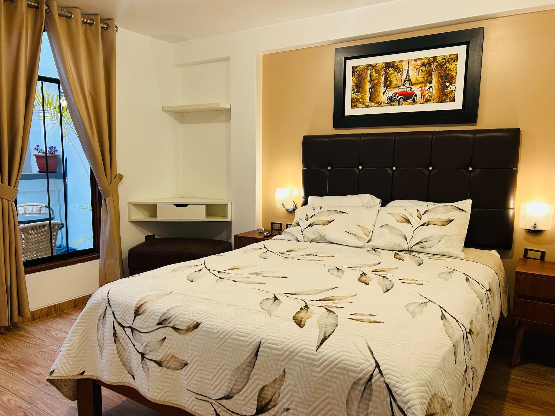 Dormitorio principal de Casa Rocío, con cama queen y luz cálida