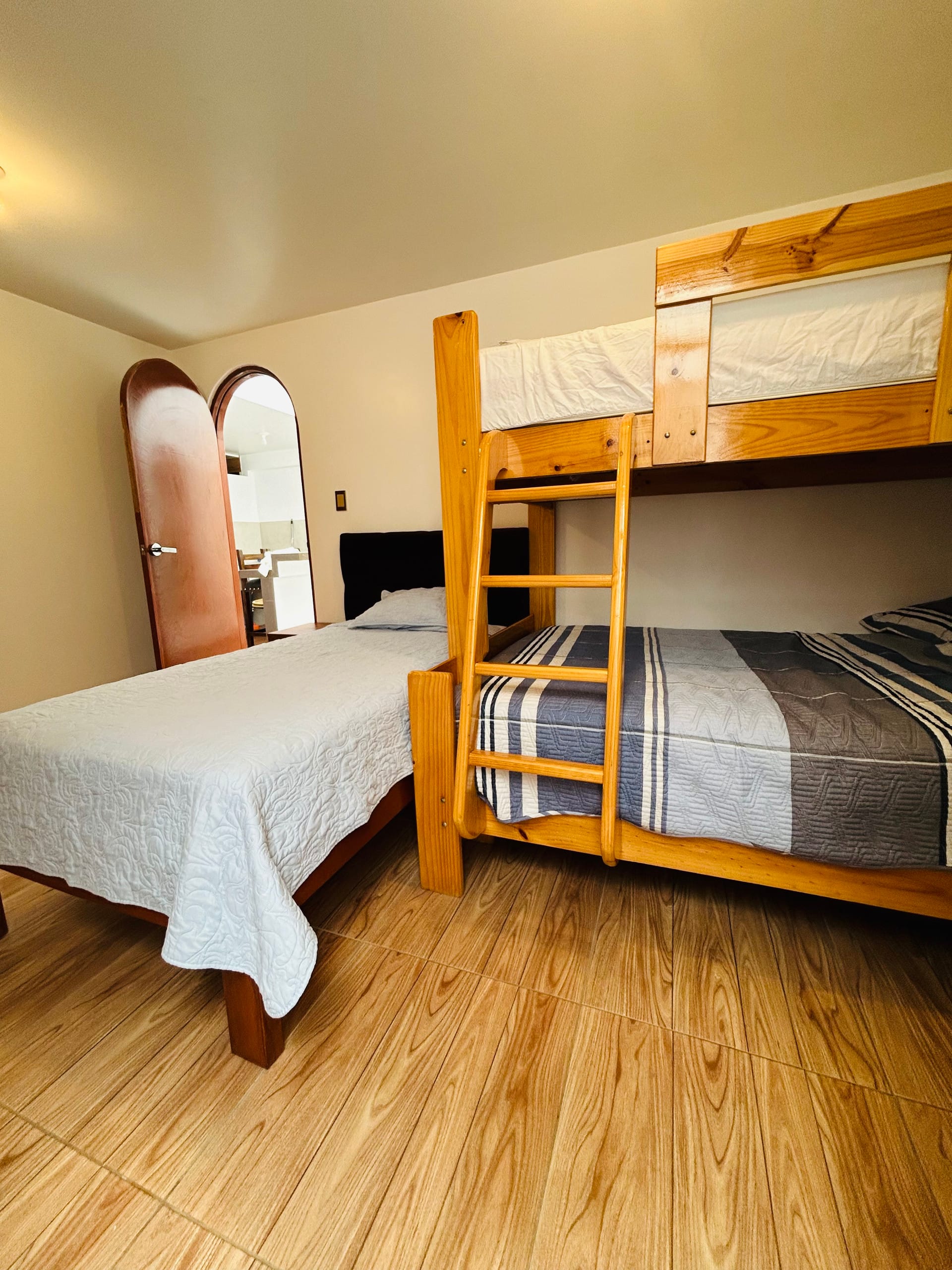 Segunda habitación con camarote y cama individual