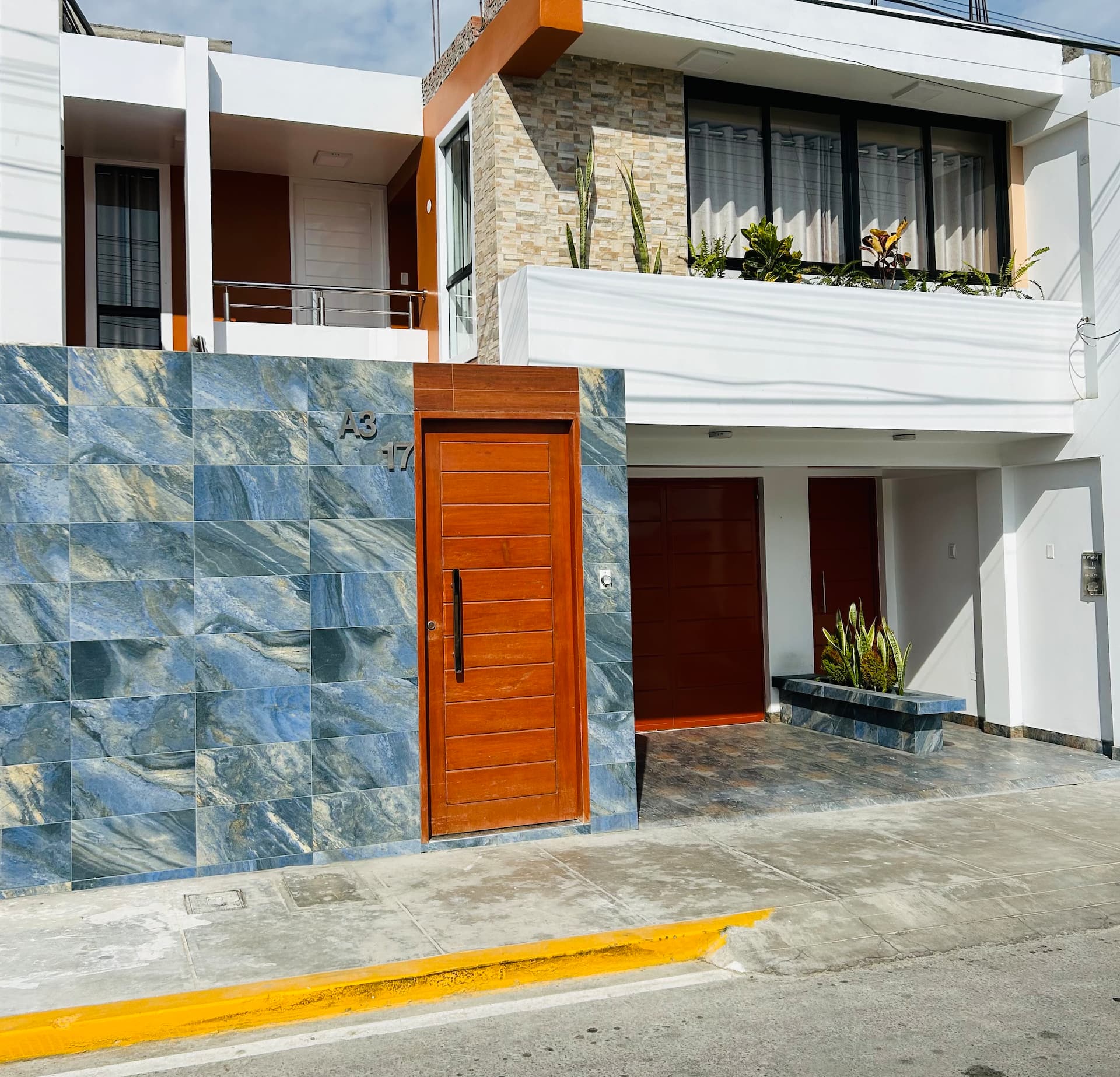 Fachada real de Casa Rocío en Nuevo Chimbote